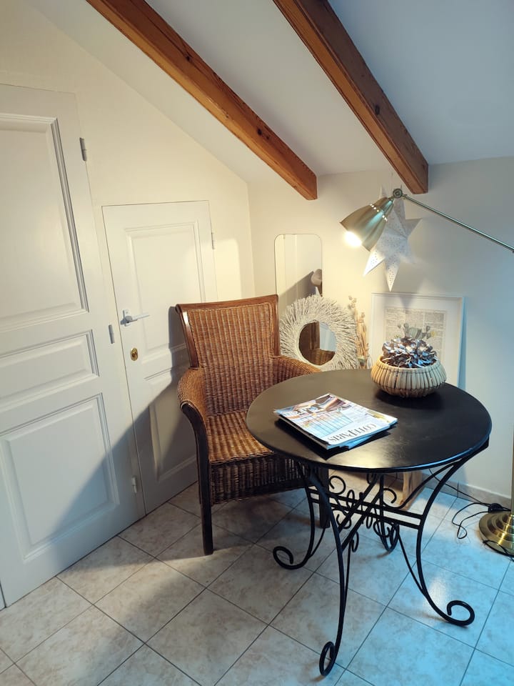 кът за четене в спалнята на приземния етаж