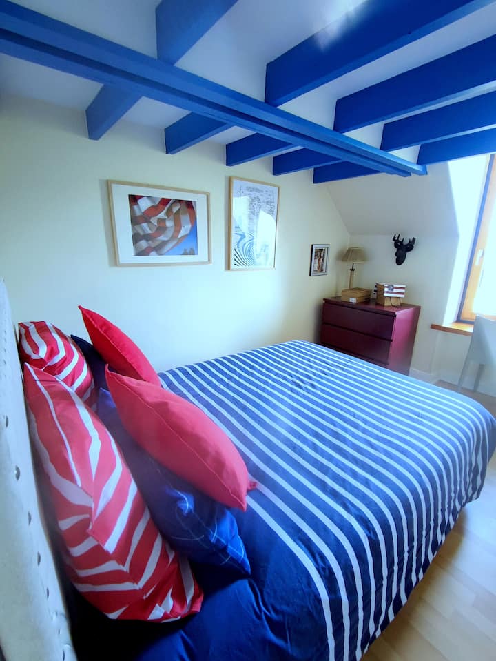 Освен това, спалня с легло 140  и бюро. Изглед към морето