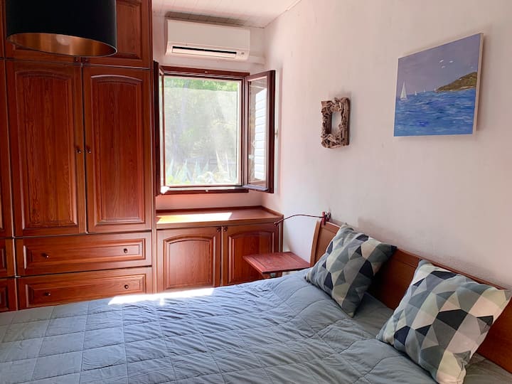 חדר שינה ראשי עם מיזוג אוויר, מיטת קינג סייז וארון גדול ומרווח 