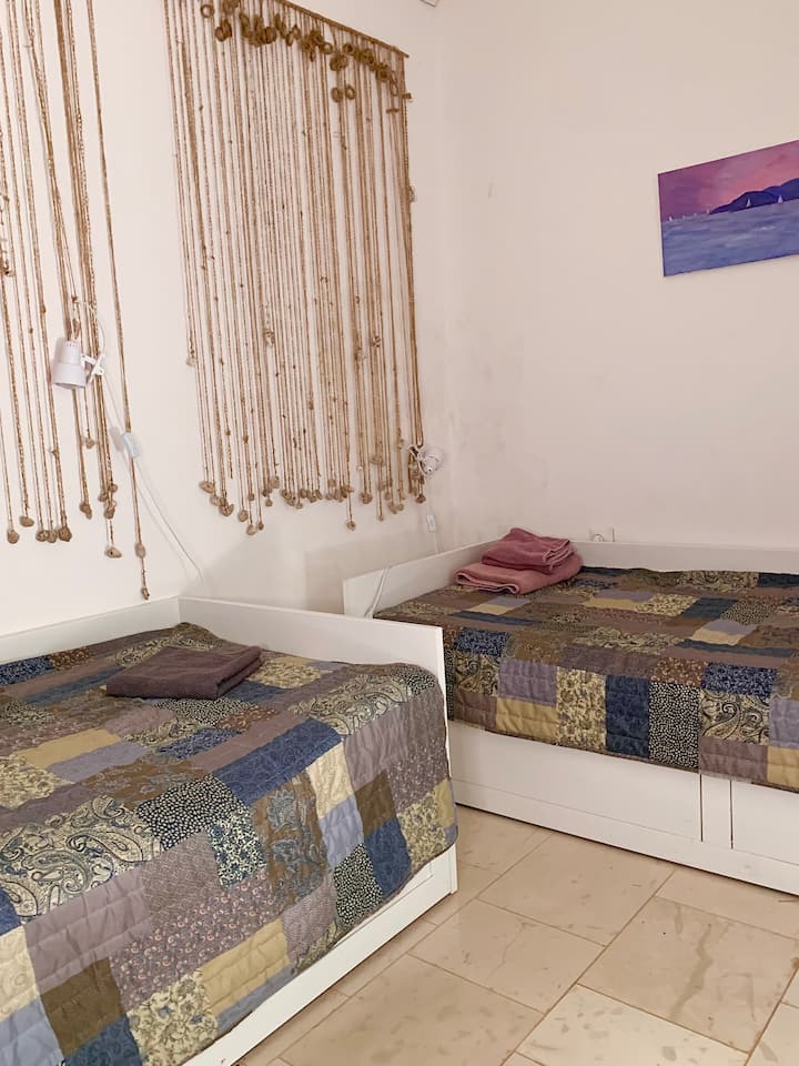 בחדר השינה השלישי עם 2 מיטות יחיד יש כניסה משלו לחדר הרחצה הגדול.