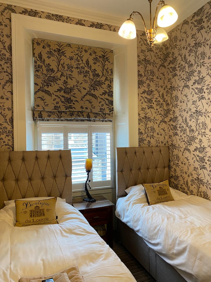 втора спална соба, мала двокреветна соба.