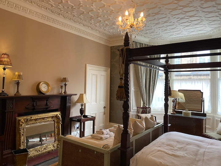 прва спална соба. Пристап до приземје со сопствен апартман.