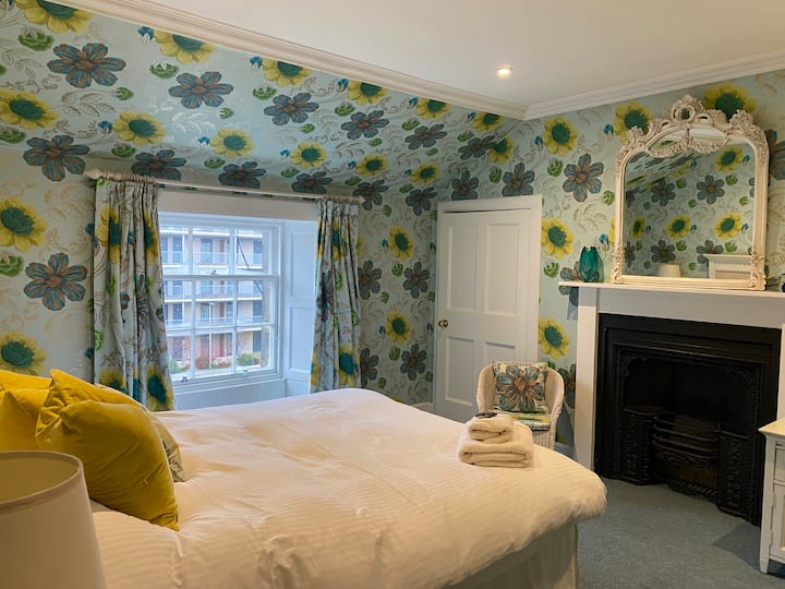 спална соба шест во задниот дел на имотот на вториот кат.