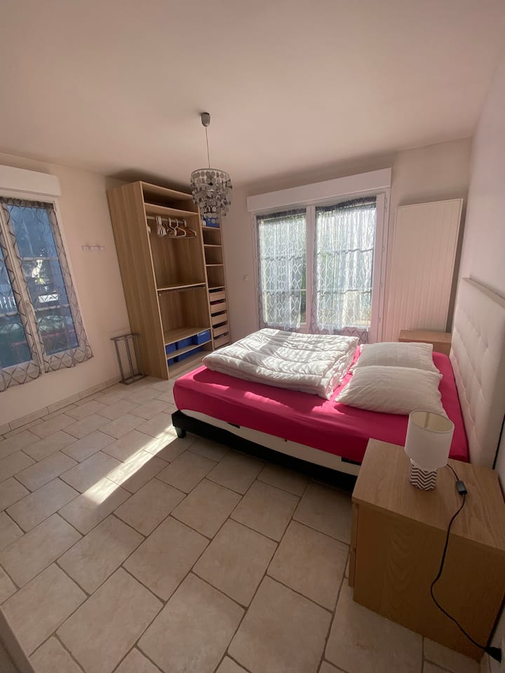 ห้องนอน N 1
ห้องนอนใหญ่ 16 ม .² พร้อมฝักบัวและอ่างล้างหน้า
เตียง 160 x 200