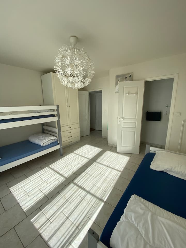 ห้องนอน N 2 
14 ม .² 3 เตียง 90
x 200 และที่อาบน้ำอ่างล้างหน้า 