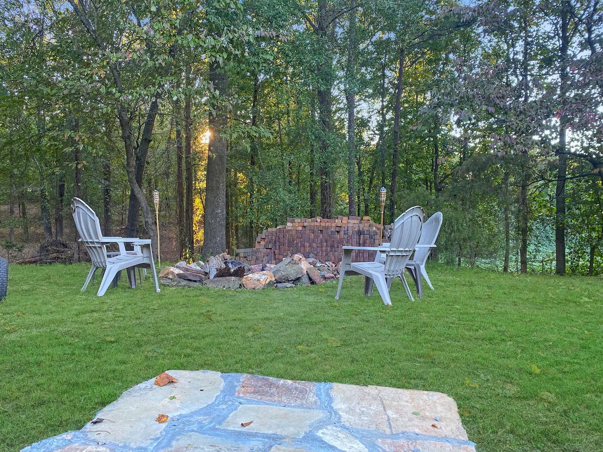 Rustic Cabin in Lovely Wooded Setting