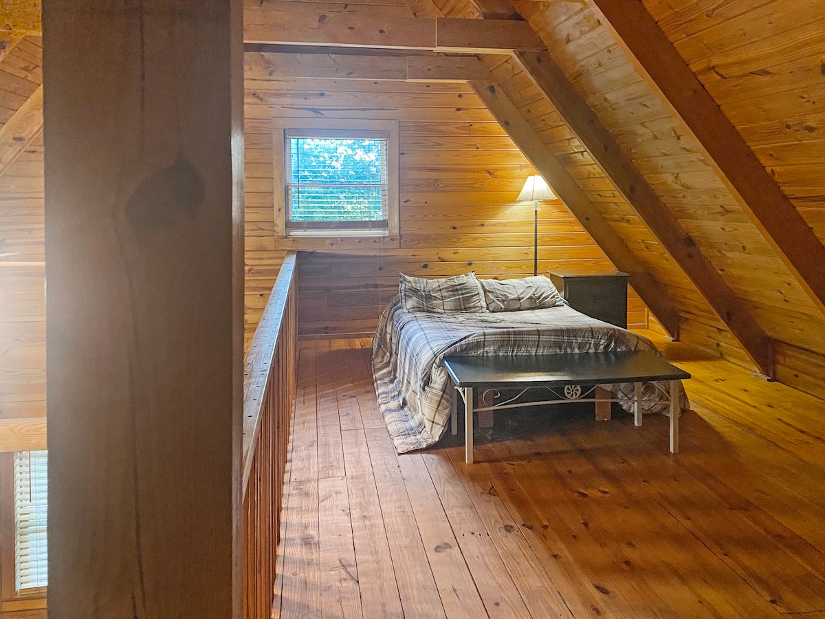 Rustic Cabin in Lovely Wooded Setting