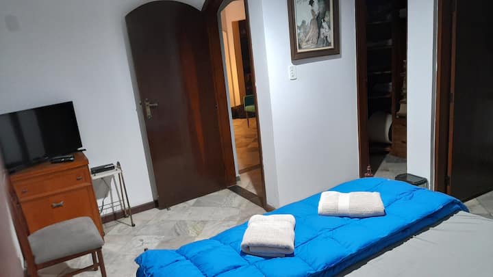 غرفة نوم داخلية 3: سرير بمقاس كبير وخزانة ملابس وتلفزيون كابل وحمام.