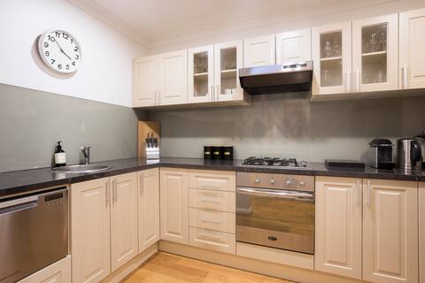Beautiful Villa - Great Location, Patio, Parking