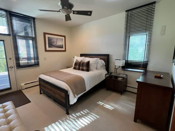 带阳台门和景观的客房卧室