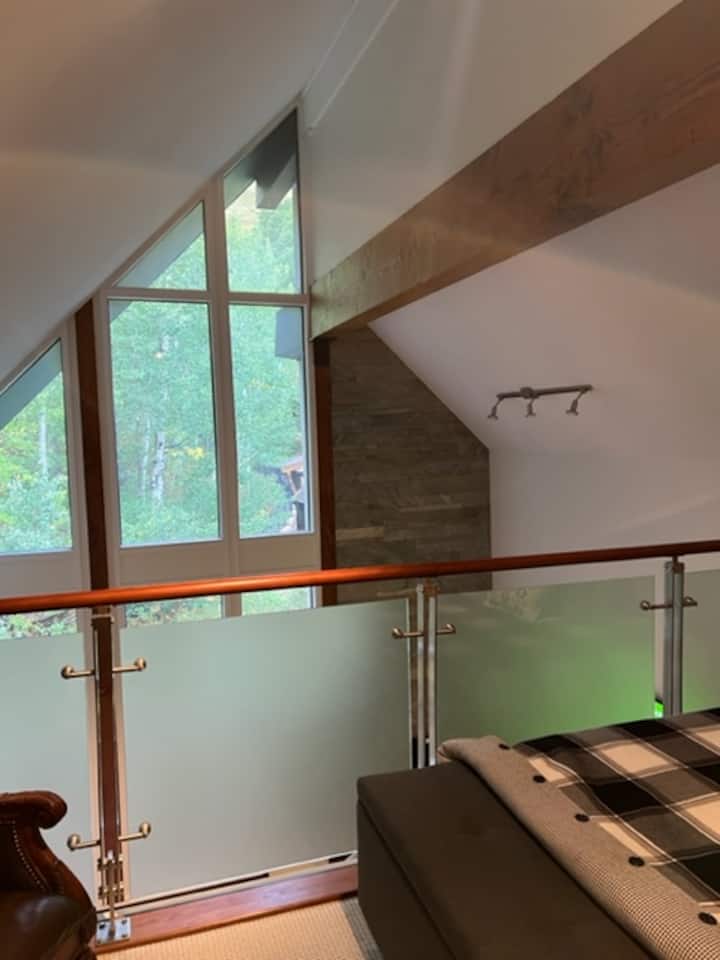 从客厅欣赏美景的阁楼，光线充足