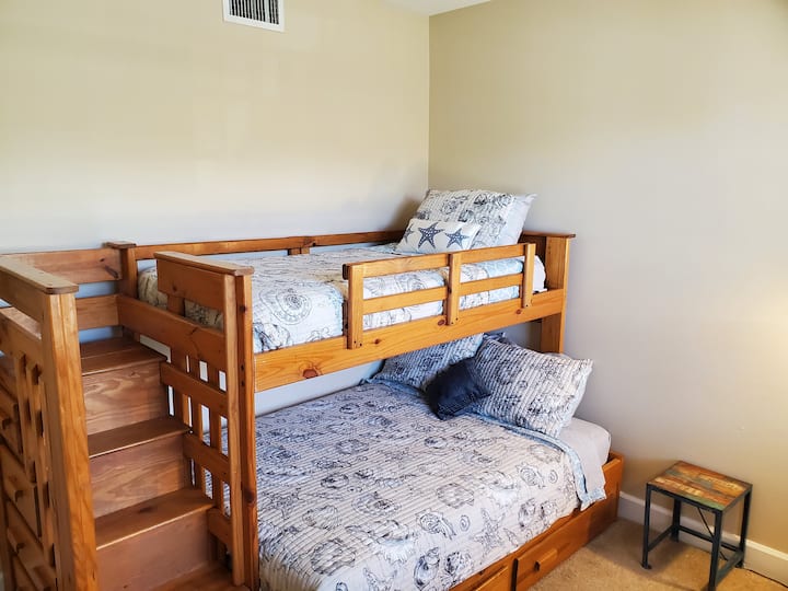 חדר שינה 3 - קומה ראשית, מיטות זוגיות מלאות