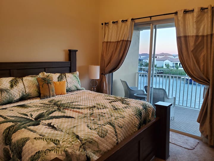 למעלה חדר שינה 1 - מיטת קינג סייז, חלל עבודה, חדר רחצה פרטי, ללא ארון