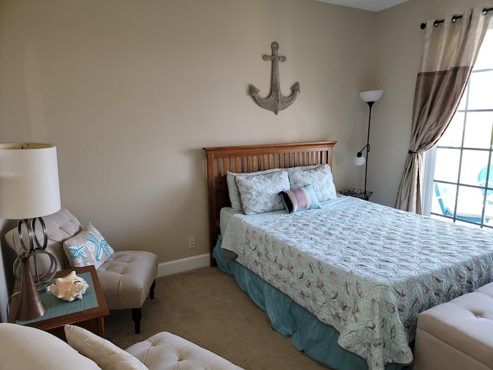 חדר שינה 2 - למעלה, מיטת קווין, ארון מלא, מרפסת