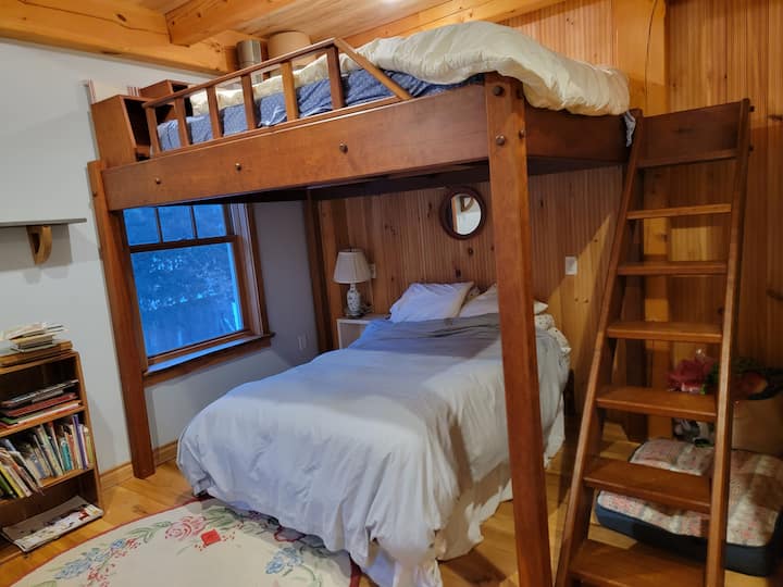 ovo je soba naših kćeri, nalazi se krevet u punoj veličini ispod bračnog kreveta u potkrovlju. Oboje su vrlo udobni, a  gosti posebno vole spavati na krevetu u potkrovlju!