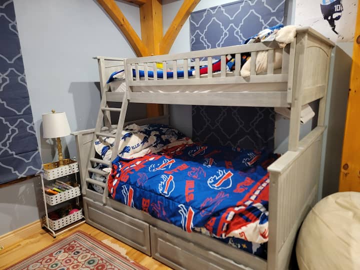 krevet na kat u sobi za dječake - pune veličine na dnu s bračnim krevetom iznad. i očito je da su naši dječaci veliki obožavatelji računa!