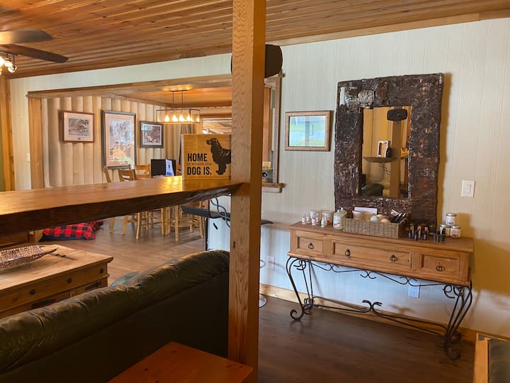 Vi strävar efter att ge alla våra gäster den ultimata komforten och avkopplingen.  Vi erbjuder en bekväm hundsäng, hundrätter och en helt inhägnad gård.