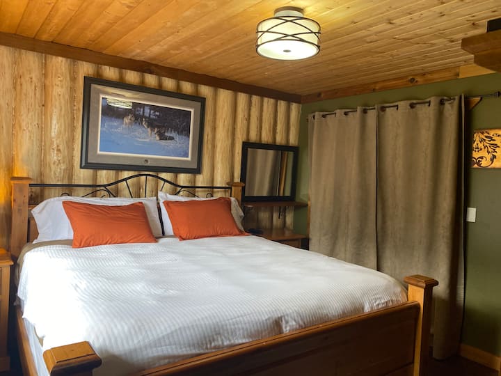 Rymligt sovrum med bastu känsla ensuite med utsikt över lugnet på vår bakgård.  Dubbelsäng med madrass i minnesskum, platt-TV och öppen spis.  Badrummet består av uppvärmda golv och glashörn dusch rymligt för två.