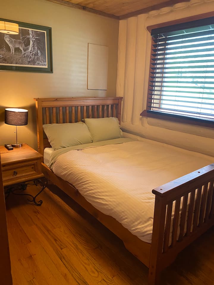 Gran sovrum, mysig västkustkänsla omgiven av naturligt trä, och ja med utsikt över ett av våra granar.   Koppla av i slutet av dagen på madrassen i minnesskum med utsikt över naturens atmosfär.