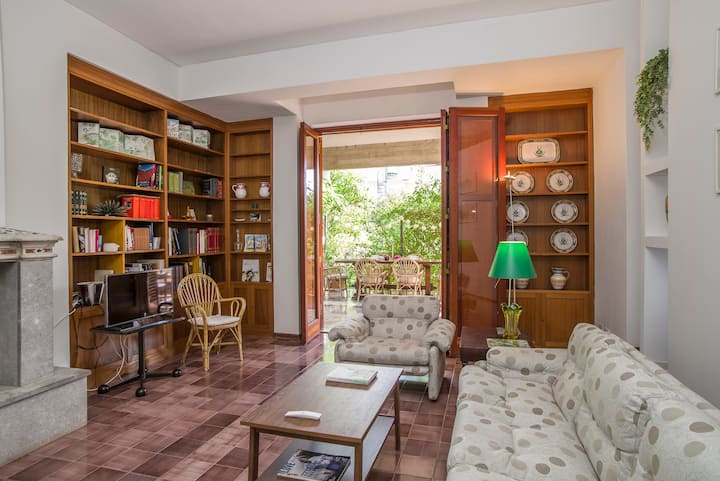 Ვერანდაზე შეუმჩნეველია საცხოვრებელი სივრცე, რომლის ავეჯიც 1970-იანი წლებია და თანამედროვეა.