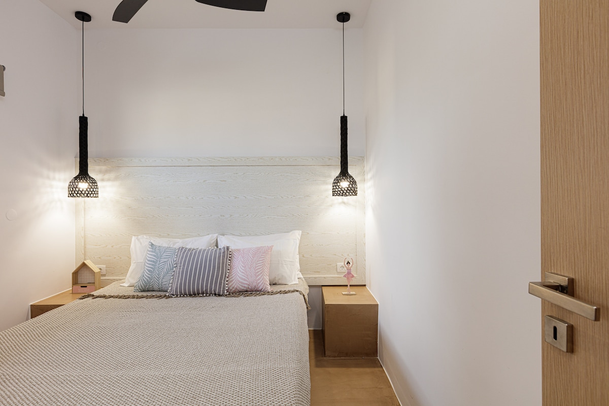 El dormitorio de temática blanca del estudio.