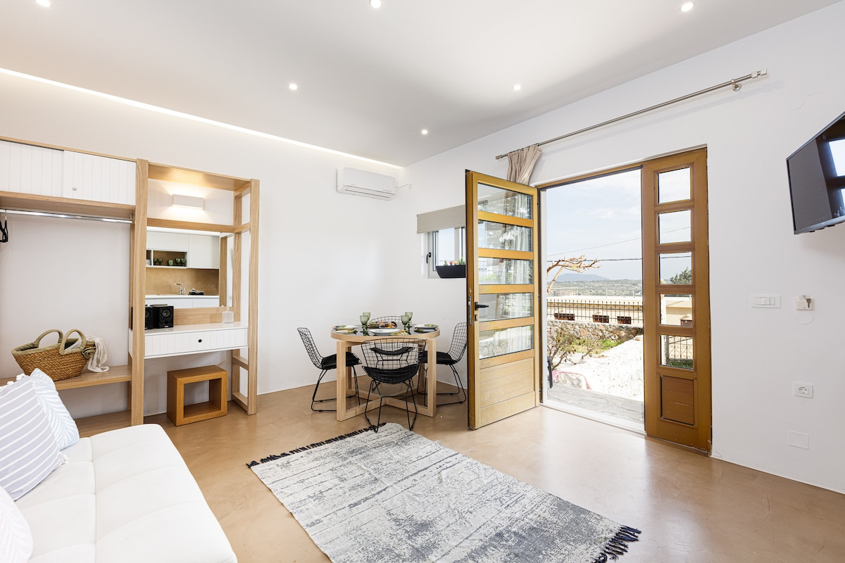 Estudio separado en la planta baja con una pequeña cocina y un dormitorio. No se puede acceder desde el interior de la villa.