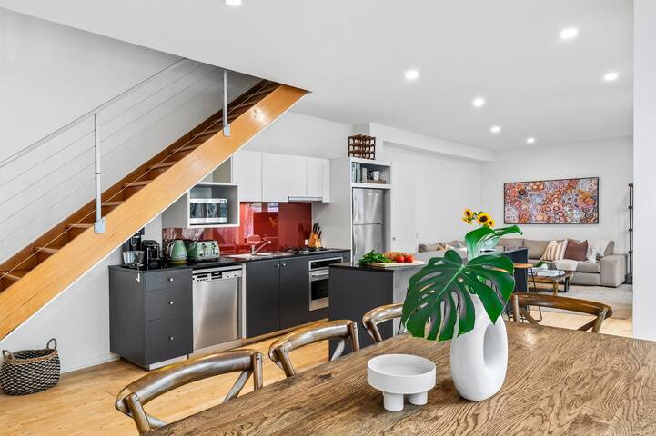 The Avenue. The Place. Terrific 4BR 2BTH Townhouse gallery image 4