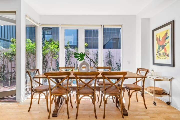 The Avenue. The Place. Terrific 4BR 2BTH Townhouse gallery image 3