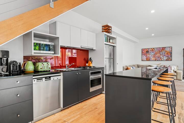 The Avenue. The Place. Terrific 4BR 2BTH Townhouse gallery image 5