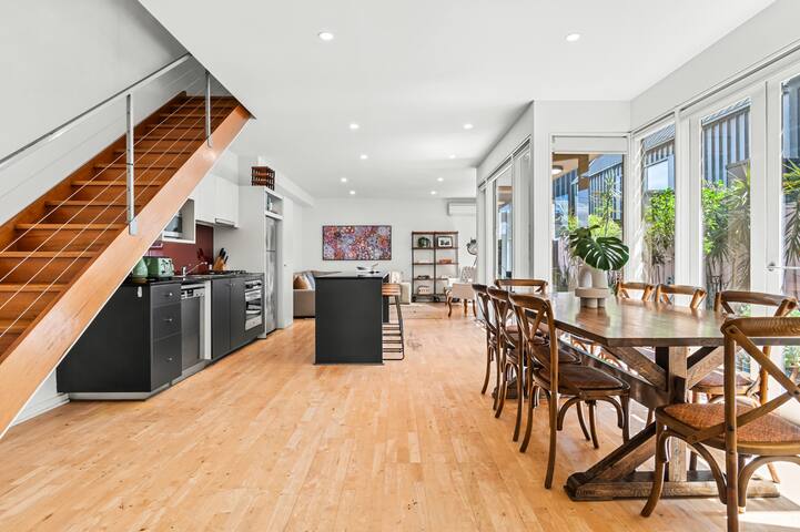 The Avenue. The Place. Terrific 4BR 2BTH Townhouse gallery image 2