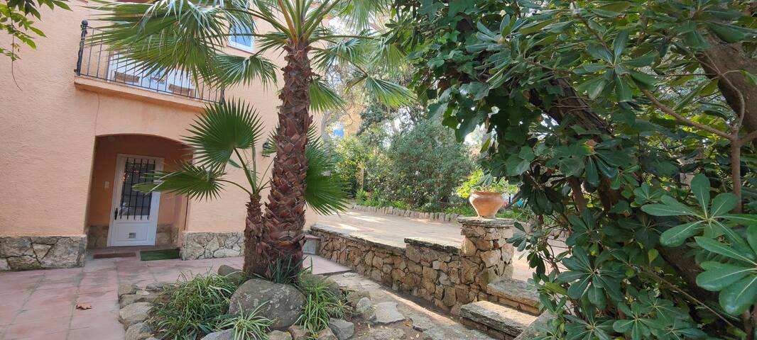 Unique house and garden at 45 m. of the beach. BE. gallery image 5