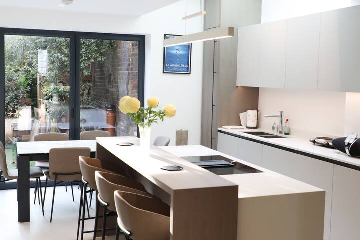 Elegant 3 bed, 3 bath home w garden W11. Sleeps 8 gallery image 3