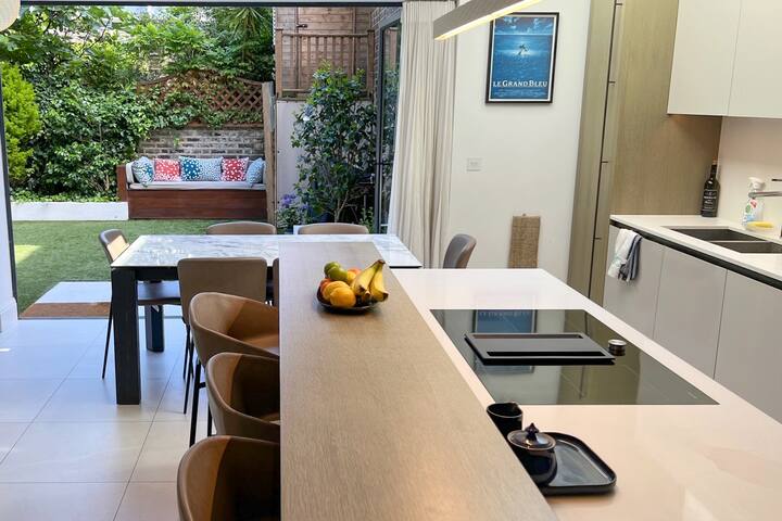 Elegant 3 bed, 3 bath home w garden W11. Sleeps 8