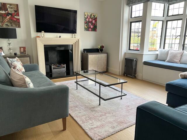 Elegant 3 bed, 3 bath home w garden W11. Sleeps 8 gallery image 5