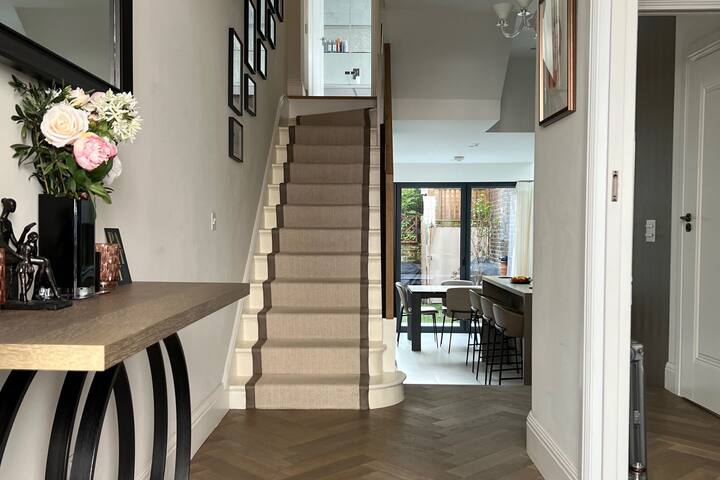 Elegant 3 bed, 3 bath home w garden W11. Sleeps 8 gallery image 4