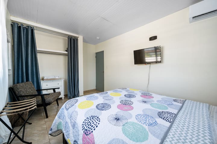 Vybaľte sa a zostaňte usporiadaní s jednoduchým priestorom v skrini, vešiakom na batožinu a komodu.