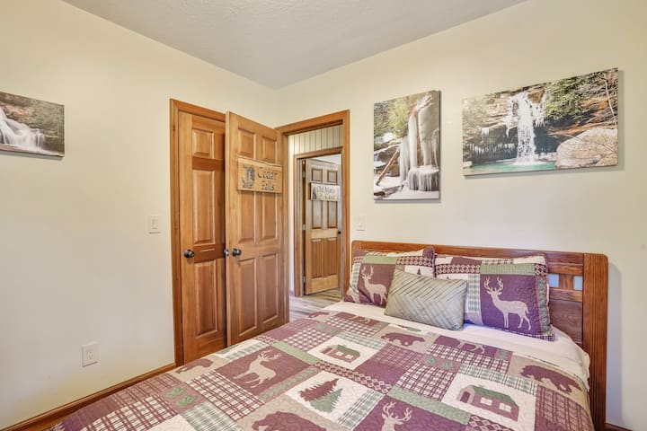 Bedroom 2 - Queen bed