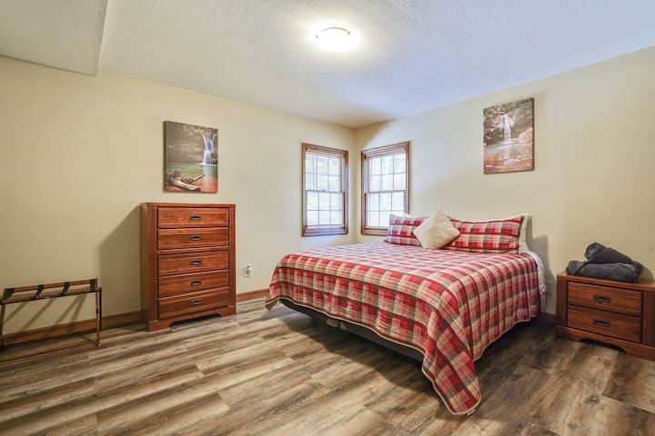 Bedroom 1 - King Bed