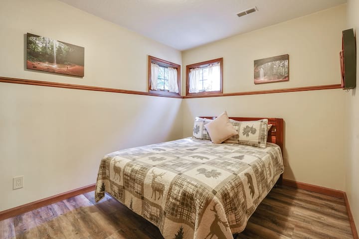 Bedroom 4 - Queen Bed