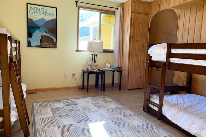 花园景观卧室设有两张幼儿批准的双层床。