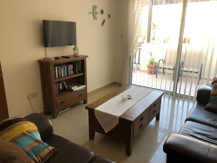 منطقة معيشة بسرير أريكة مزدوج. تلفزيون ذكي جديد مثبت مع إمكانية الوصول إلى القنوات التي تتحدث الإنجليزية. 