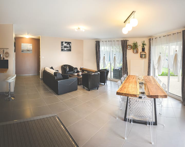 סלון מודרני עם שולחן 8 מושבים חמוד