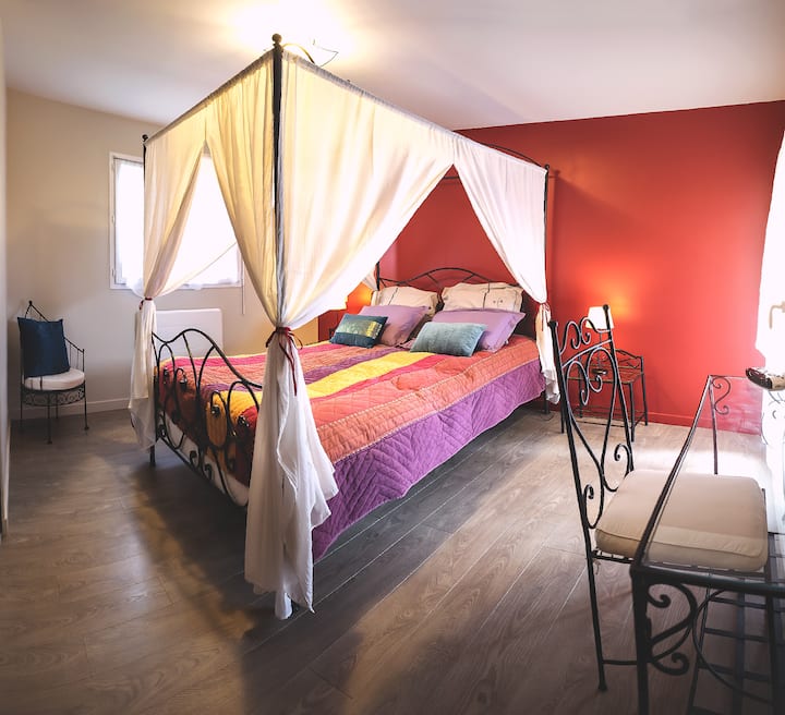 חדר שינה עם גישה ישירה למרפסת באזור המשרד