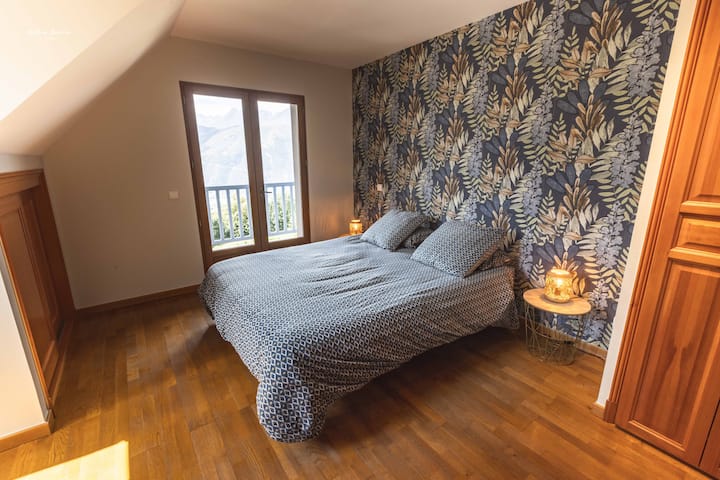 Spavaća soba 3 na katu s terasom i pogledom na planine 
Krevet 160 s nekoliko prostora za odlaganje