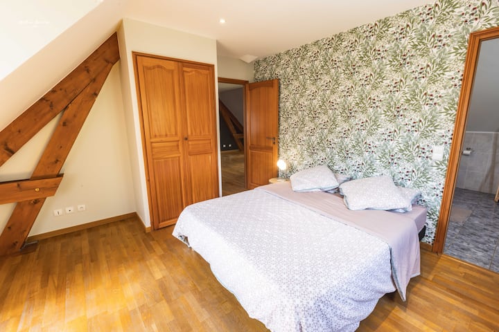 Na katu je glavni apartman s tuš-kabinom i WC-om
160 kreveta 