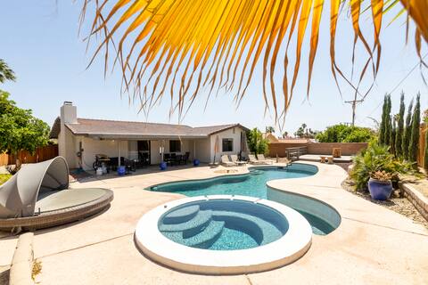 Modern desert retreat - luxurious pool and spa