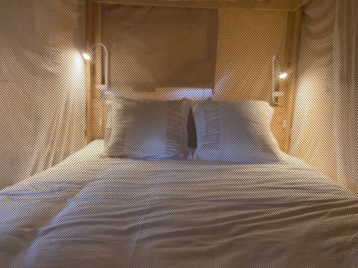 חדר "הורה" עם רשת יתושים, 160 x 220 ס"מ מיטת קווין סייז.
