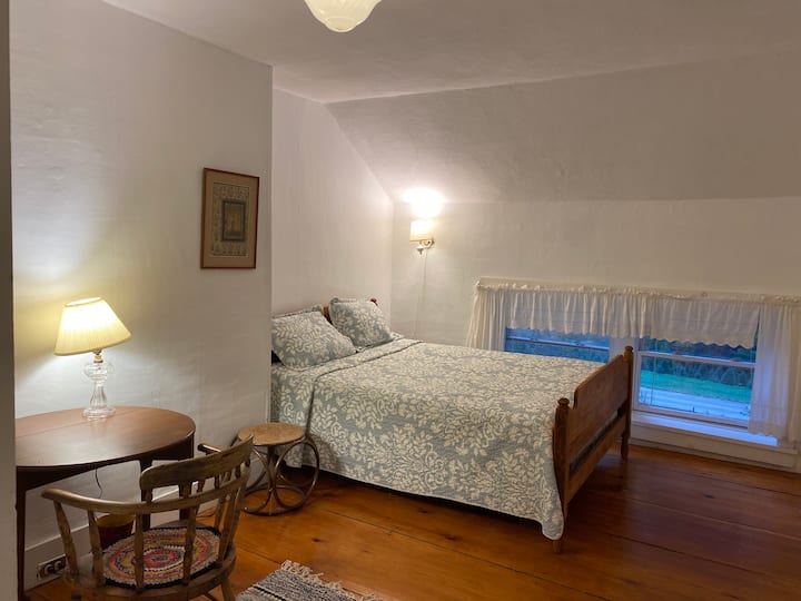 El dormitorio 3 se encuentra junto al dormitorio 4 y, debido a los códigos de incendio, no hay una puerta entre ellos.