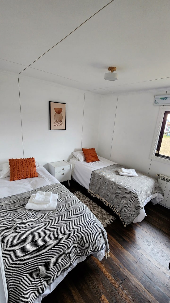 Slaapkamer (4) twee eenpersoonsbedden