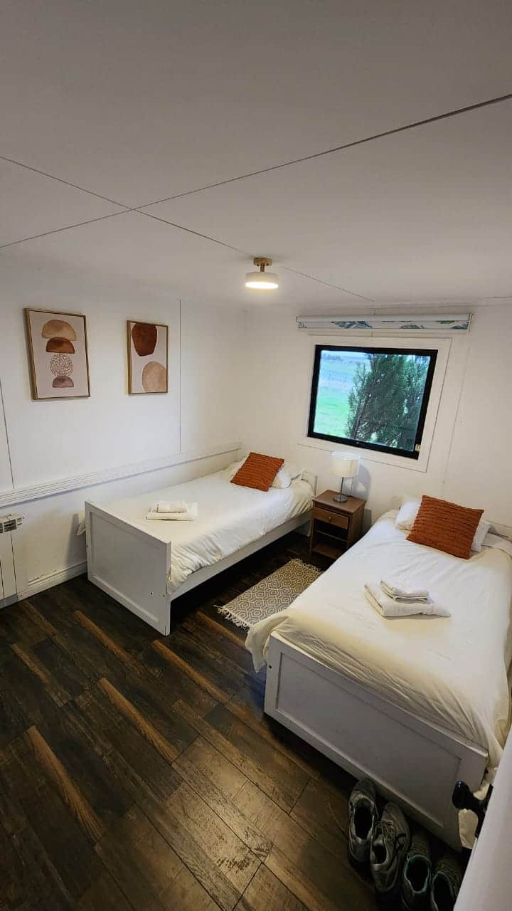 Slaapkamer (2) met twee eenpersoonsbedden en kast.